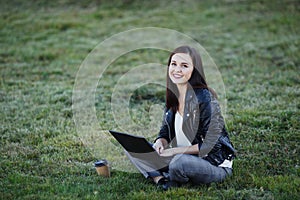 Mladý obchodníčka a pracovné v parku prenosný počítač 