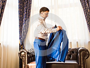 Young businessman putting on his jacket
