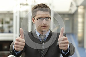 Young businessmanoffice smile thumb u