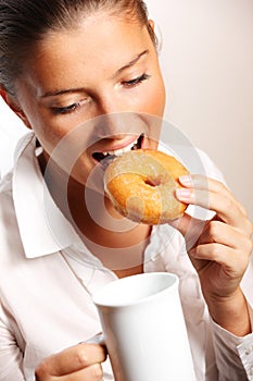 Young businesswoman having breakfast