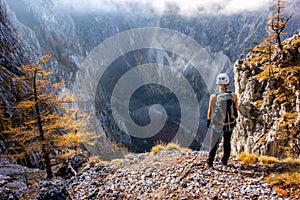 Mladý horolezec žena stojící výše údolí 