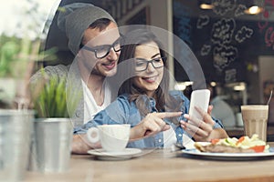 Joven sobre el cafetería 