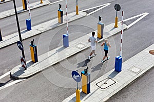 Young couple excersising in the middle of the city