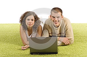 Mladý na zelený koberec prenosný počítač 