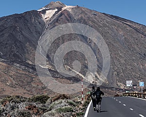 Joven pareja corriendo al aire libre en las montaÃÂ±as photo