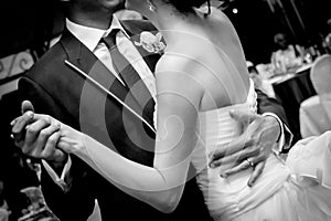 Jóvenes parejas de baile como marido y mujer en la recepción de la boda.