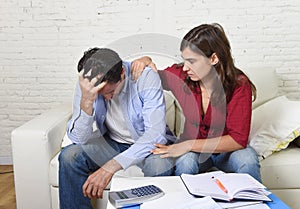 Joven preocupado en estrés esposa alentador marido contabilidad no pagado Banco documentos gastos 