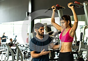 Young couples work out at the gym to strengthen the body