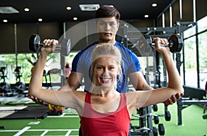 Young couples work out at the gym to strengthen the body