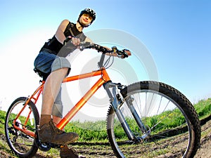 Joven ciclista sobre su redondo 