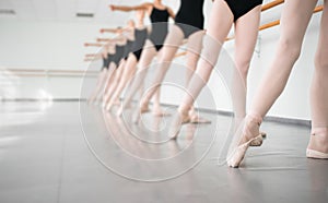 Joven bailarines bailarinas en la clase clásico bailar 