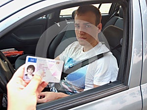 Mladý vodič v auto inšpekcia podľa polícia 