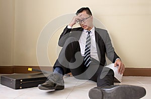 Engineers fail to make mistakes in their work and business sit down on the floor. photo