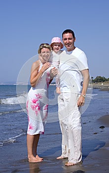 Joven familia sobre el Playa en sobre el día festivo 