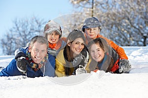 Joven familia divirtiéndose en nevado 