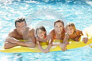 Giovane famiglia genitori piscina 