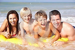 Giovane famiglia posa sul Spiaggia 