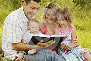 Mladý rodina čtení v příroda 