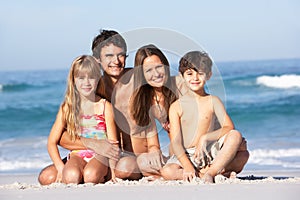 Mladý rodina relaxačné na pláž dovolenka 