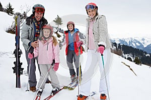 Mladý rodina na lyžařského dovolená 