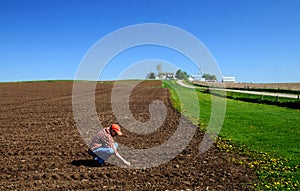 Giovane contadino controllo suolo 