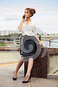 Young fashion business woman calling on mobile phone