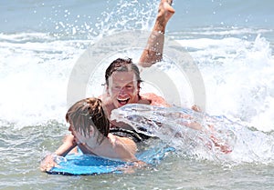 Joven a un hijo el estudio sobre el surfear 