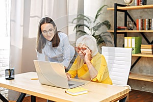 Dve žena kolegovia v kancelária prenosný počítač 