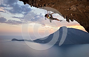 Giovane una donna la roccia alpinista sul tramonto 