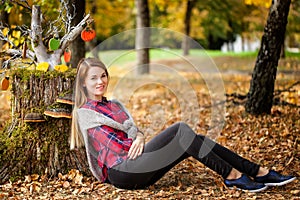 Young girl in the autumn park