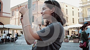 A young girl discovers the streets of a tourist town in Italy.