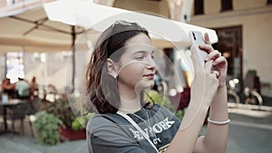 A young girl discovers the streets of a tourist town in Italy.