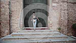 A young girl discovers the streets of a tourist town in Italy.