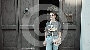 A young girl discovers the streets of a tourist town in Italy.