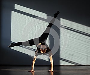 A young girl is engaged in jazz modern dance in the hall.