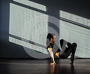 A young girl is engaged in jazz modern dance in the hall.