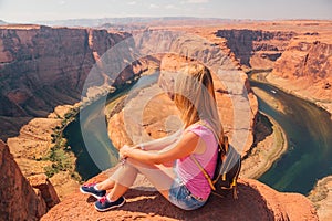 Young girl at the Horse shoe bend in the USA.