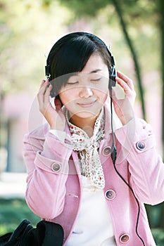 Young girl listen to the music