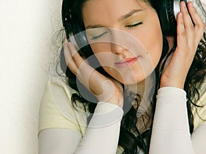 Joven escuchando música 