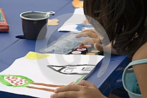 Young girl painting img