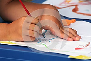 Young girl painting img