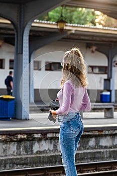 Giovane sul il treno un fotografie sul linee ferroviarie stazione 