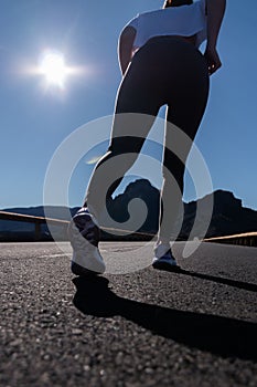 Chica joven corriendo al aire libre durante el dÃÂ­a photo