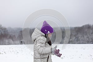 Giovane inverno i vestiti sul la neve coperto un 