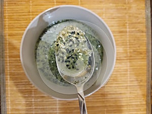 Mladý zelený ječmen nebo chlorella zelené jídlo v šálku nebo misce.