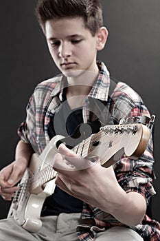 Mladý kytarista 