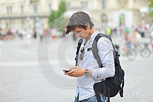 Mladý pekný muž fotografovanie mobilný chytrý telefón 