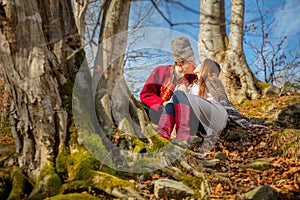 Joven feliz besos a tradicional la ropa a soleado 