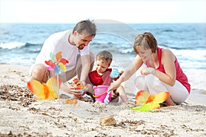 Mladý šťastná rodina na pláž 