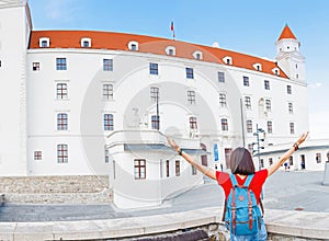 Šťastná turistka v Bratislavě poblíž hradu nebo hradu. Cestování na Slovensku a koncept Evropské unie